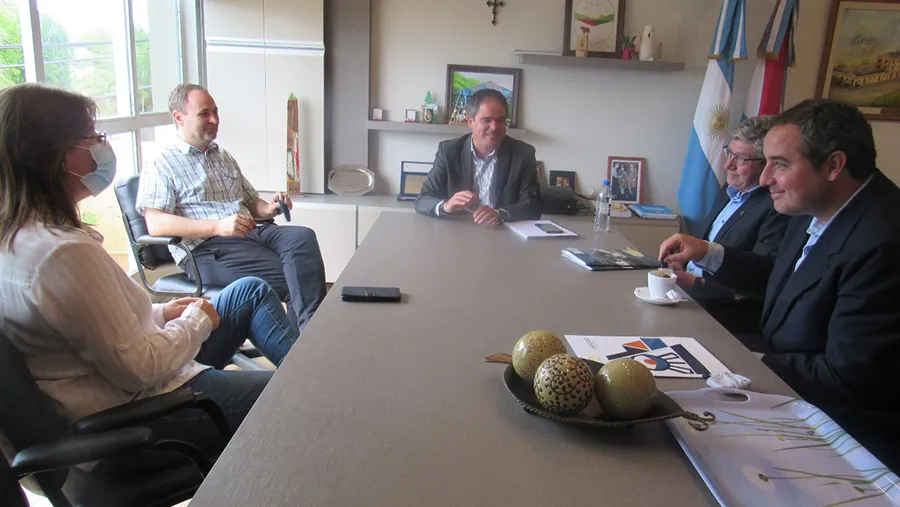 Autoridades municipales y universitarias reunidas en la intendencia de Larroque.