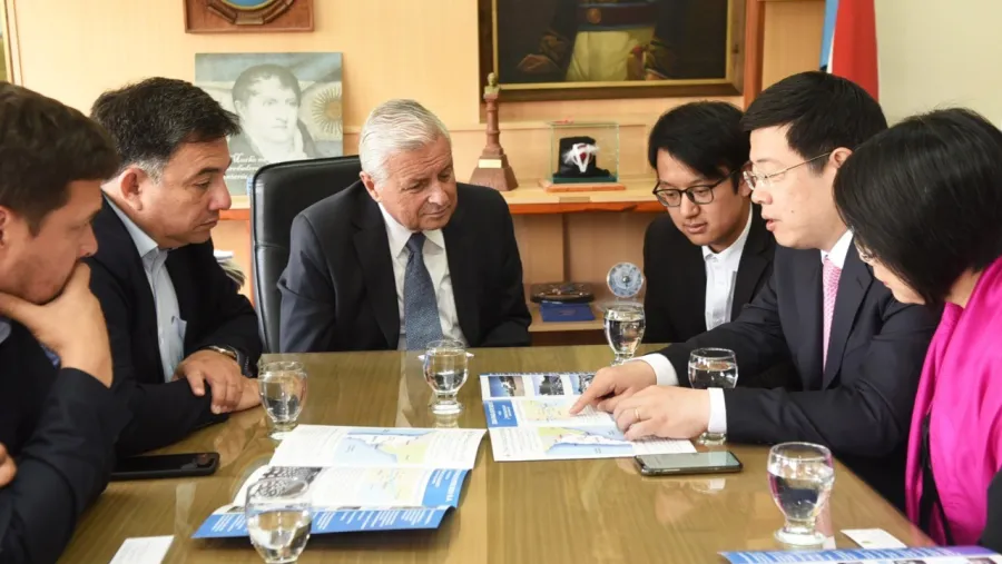 Lauritto junto al embajador de China y comitiva