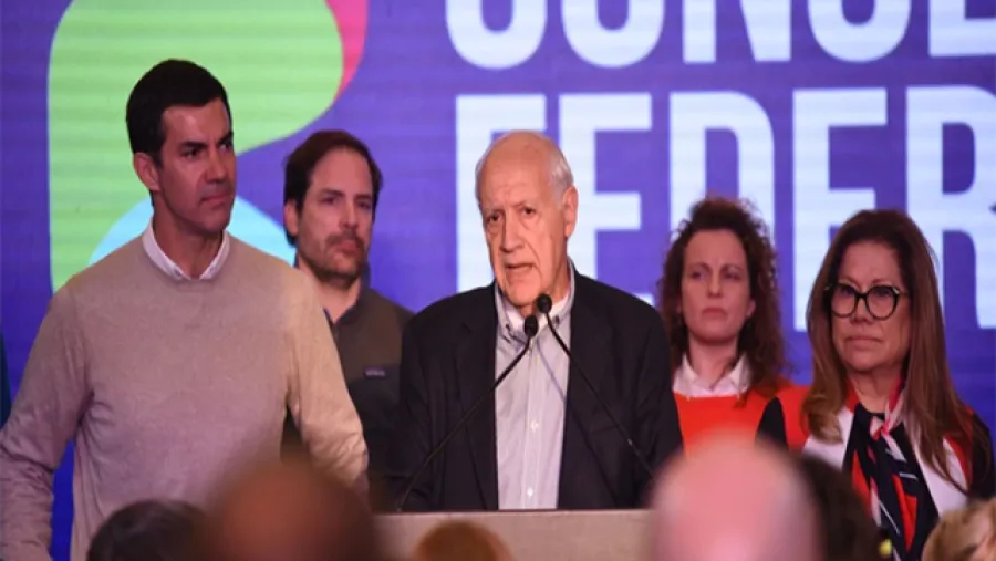 Lavagna junto a sus candidatos