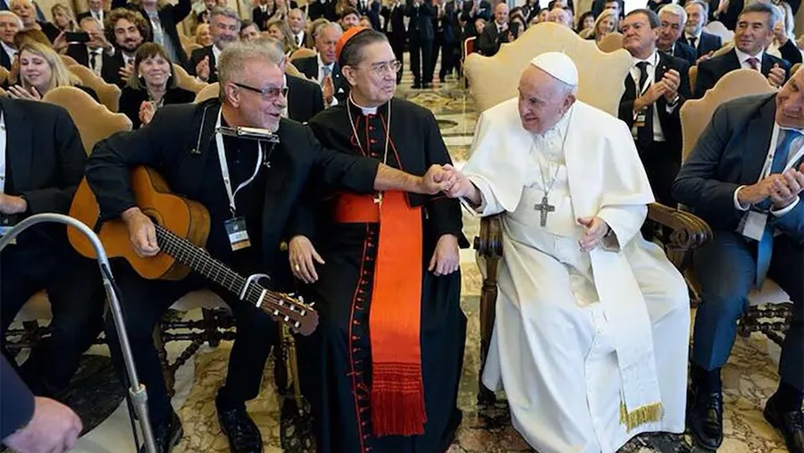 Silla de por medio con el Papa Francisco, León Gieco canta “Solo le pido a Dios”.