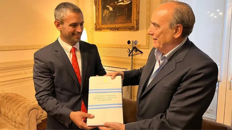 El presidente de la Cámara de Diputados, Martín Menem, recibió del ministro de Interior, Guillermo Francos, el anunciado paquete de leyes del presidente Javier Milei. El presidente de la Cámara de Diputados, Martín Menem, recibió del ministro de Interior, Guillermo Francos, el anunciado paquete de leyes del presidente Javier Milei.