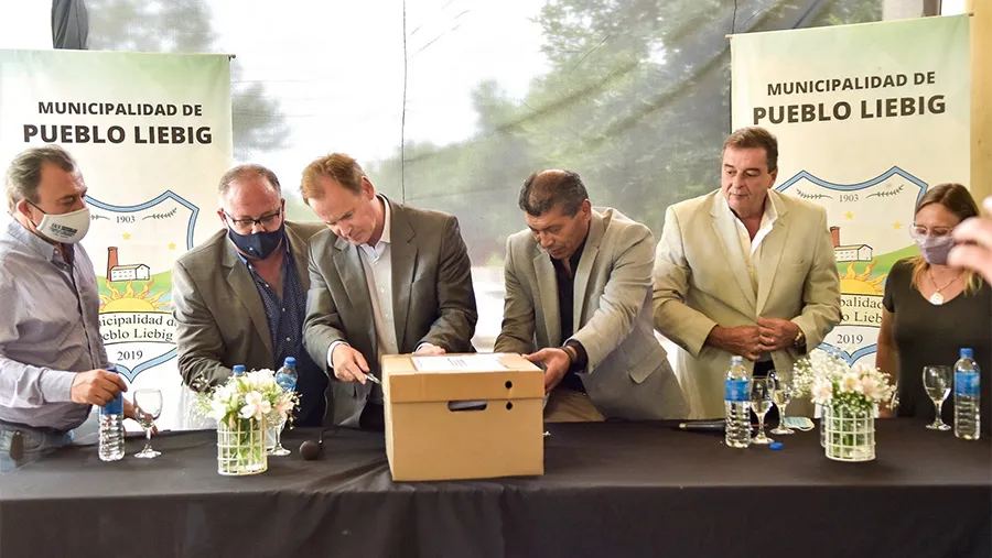 El gobernador Gustavo Bordet también entregó aportes por más de 8.800.000 pesos para el Departamento Colón. 