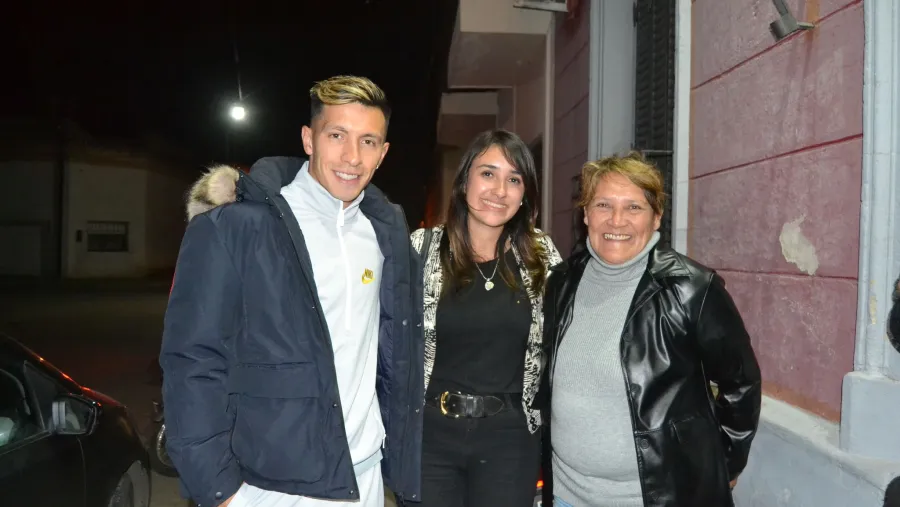 El entrerriano Lisandro Martínez asistió a un reconocimiento a su madre en Gualeguay
