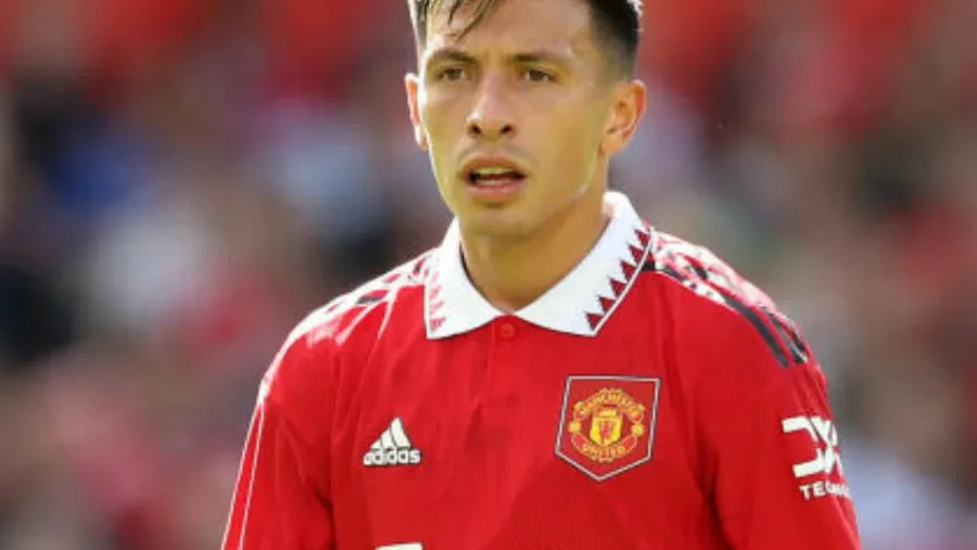 Según Gary Neville, el entrerriano Lisandro Martínez “físicamente no puede competir”