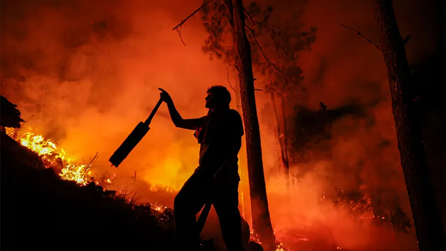 Un hombre parte de un grupo de bomberos y vecinos combate un incendio forestal en Intiyaco, provincia de Córdoba, el 23 de septiembre de 2024.