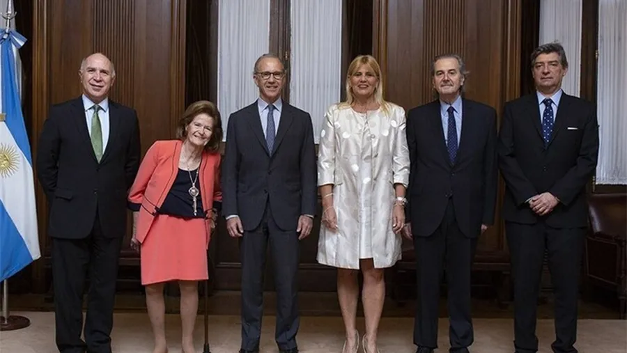 La ministra de Justicia de la Nación, Marcela Losardo, rodeada por los ministros de la Corte Suprema.