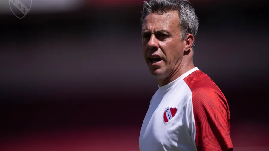 Fútbol: Lucas Pusineri dejó de ser DT de Independiente y no dirigirá el sábado ante River