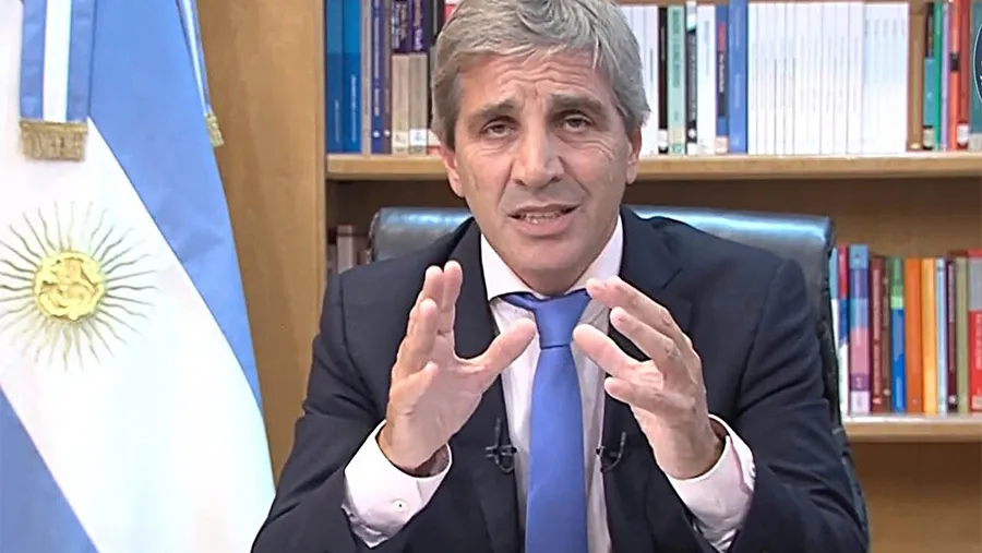 Luis Caputo, ministro de Economía, no consigue los dólares necesarios para tranquilizar el mercado cambiario.