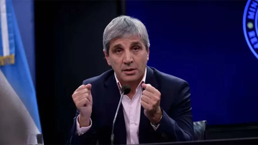 El ministro de Economía, Luis Caputo, con sus puños en primer plano.