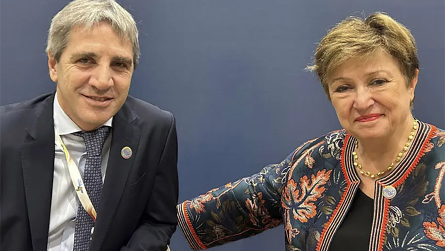 Luis Caputo y Kristalina Georgieva. Los cinco puntos que traban la negociación son: apreciación cambiaria, dólar blend, reservas netas negativas, límites a la intervención y aprobación legislativa.