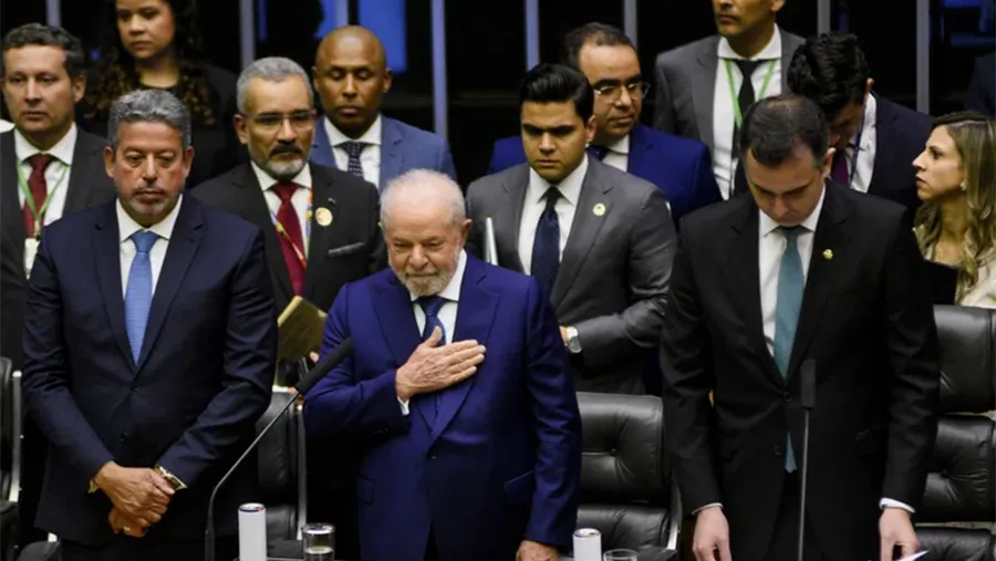 Luiz Inácio Lula da Silva, emocionado, tras jurar como Presidente ante el Congreso Nacional, en Brasilia. Luiz Inácio Lula da Silva, emocionado, tras jurar como Presidente ante el Congreso Nacional, en Brasilia.