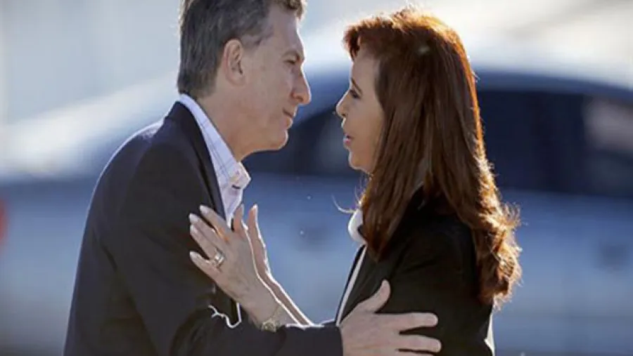 Mauricio Macri saluda a Cristina Kirchner