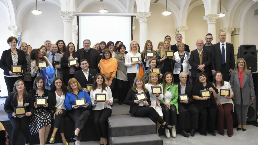Maestros Ilustres de todo el país fueron reconocidos en el Ministerio de Educación Maestros Ilustres de todo el país fueron reconocidos en el Ministerio de Educación