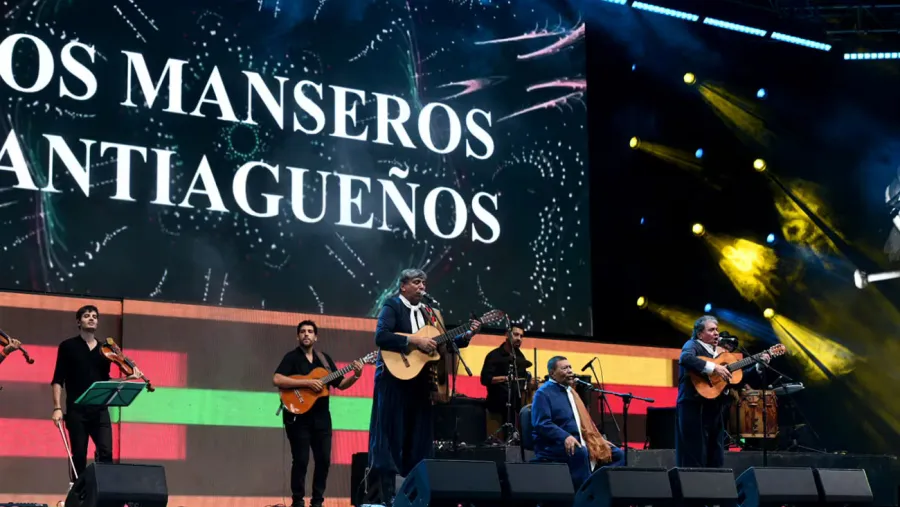 Los Manseros Santiagueños, en el escenario de Cosquín 2025. Foto: La Voz Los Manseros Santiagueños, en el escenario de Cosquín 2025. Foto: La Voz
