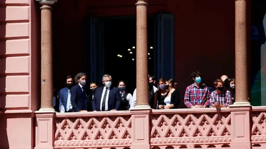 Alberto Fernández observa los incidentes frente a la Casa Rosada durante el velorio de Diego Maradona
