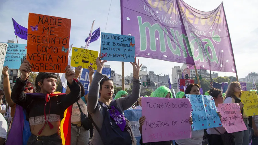 Miles de mujeres se movilizaron frente al Congreso de la Nación para reclamar más políticas públicas que permitan erradicar los femicidios y toda clase de violencia, además de un cambio en el Poder Judicial. Miles de mujeres se movilizaron frente al Congreso de la Nación para reclamar más políticas públicas que permitan erradicar los femicidios y toda clase de violencia, además de un cambio en el Poder Judicial.