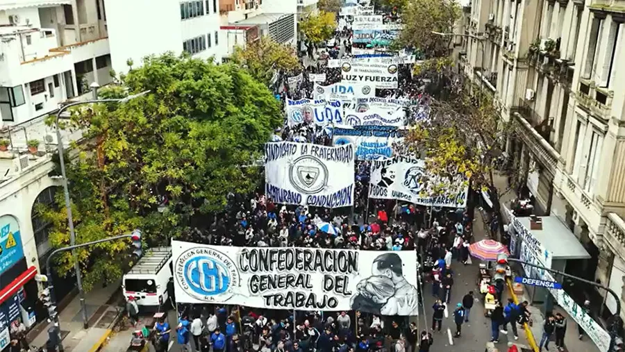 La movilización de la CGT de hoy es anticipatoria de la convocatoria del nacional general previsto para el 9 de mayo. La movilización de la CGT de hoy es anticipatoria de la convocatoria del nacional general previsto para el 9 de mayo.