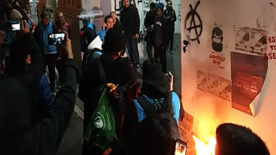 Marcha por Santiago Maldonado - pintadas al Cabildo