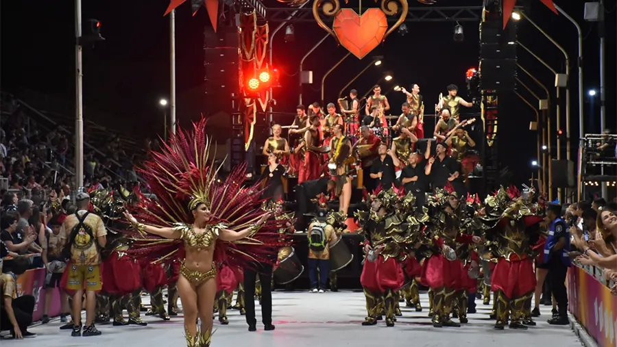 Marí Marí abrió la segunda noche del Carnaval del País y las cuatro comparsas tienen argumentos y puestas en escena para aspirar a la coronación 2024.