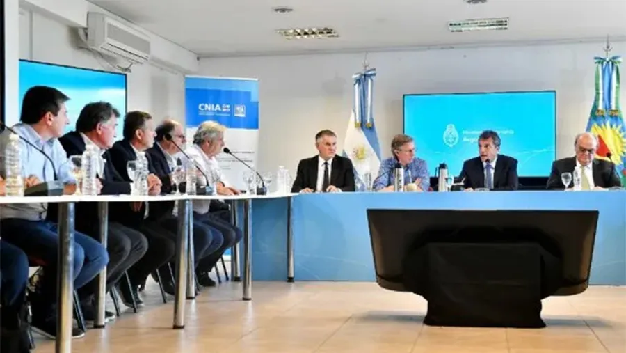 El ministro de Economía, Sergio Massa, junto con Bahillo y otros funcionarios gubernamentales, recibió ayer a los representantes de las entidades de la Mesa de Enlace. El ministro de Economía, Sergio Massa, junto con Bahillo y otros funcionarios gubernamentales, recibió ayer a los representantes de las entidades de la Mesa de Enlace.
