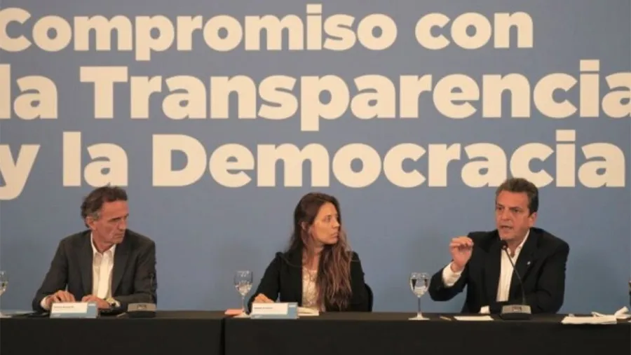 Sergio Massa adelantó que en caso de ser presidente propondrá que un representante del principal bloque opositor controle la Oficina Anticorrupción. Sergio Massa adelantó que en caso de ser presidente propondrá que un representante del principal bloque opositor controle la Oficina Anticorrupción.
