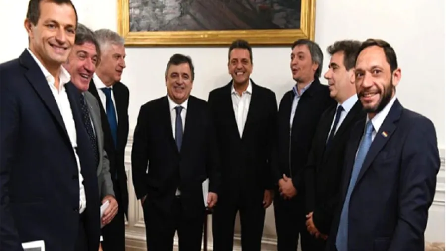 Sergio Massa con Máximo Kirchner y los jefes de bloque