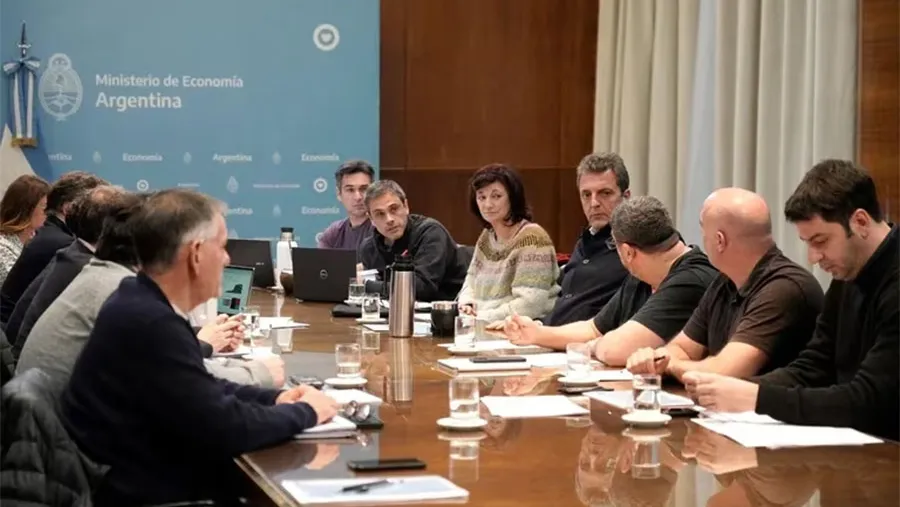 Imagen de archivo de Sergio Massa, en una reunión de trabajo con integrantes del gabinete económico y otros funcionarios. Imagen de archivo de Sergio Massa, en una reunión de trabajo con integrantes del gabinete económico y otros funcionarios.