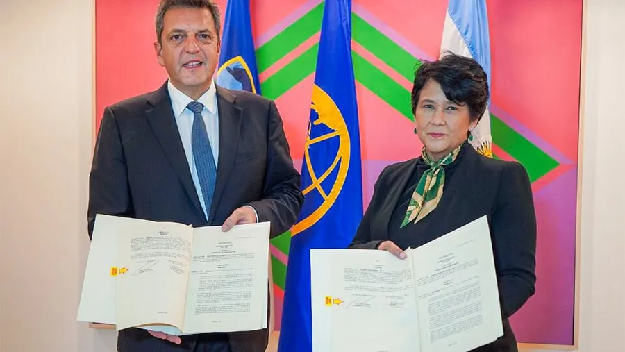 Massa con Irene Mejía Chacón, la interina que reemplazó a Carone en el BID.