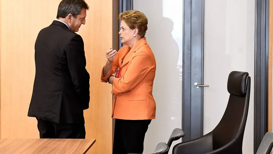 El ministro de Economía junto a la titular del banco de los BRICS, Dilma Rousseff, en China. El ministro de Economía junto a la titular del banco de los BRICS, Dilma Rousseff, en China.
