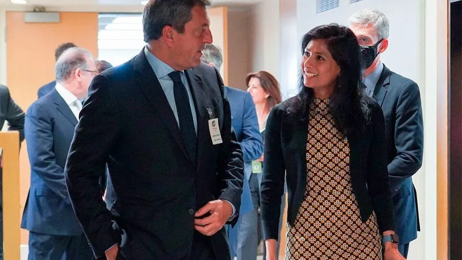 Imagen de archivo de Sergio Massa con Gita Gopinat, en otros encuentros con autoridades del FMI.