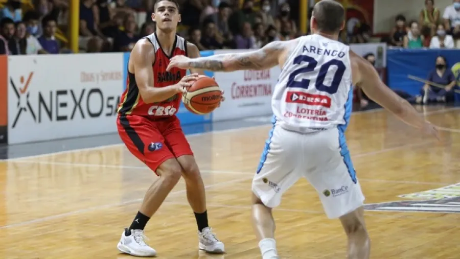 Básquet: el paranaense Matías Solanas anotó un triple de aro a aro en la Liga Nacional