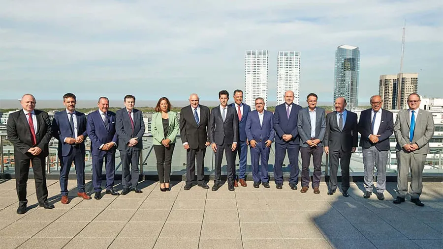 El ministro del Interior, Eduardo de Pedro, junto a gobernadores y representantes de Mekorot tras la firma de acuerdo con cinco provincias. El ministro del Interior, Eduardo de Pedro, junto a gobernadores y representantes de Mekorot tras la firma de acuerdo con cinco provincias.