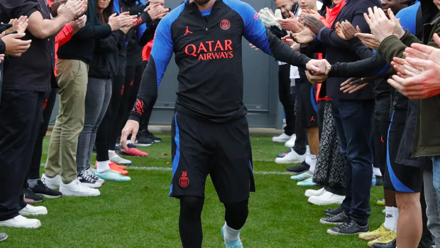 Messi fue recibido con pasillo de campeón y aplausos en su vuelta a las prácticas del PSG Messi fue recibido con pasillo de campeón y aplausos en su vuelta a las prácticas del PSG