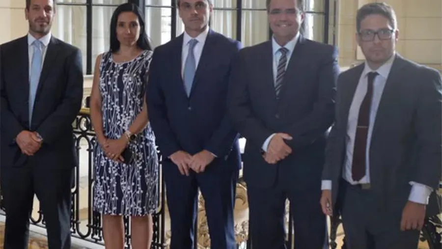 De izquierda a derecha, Hernán Viri (juez de Gualeguaychú), Analía Ramponi (jueza de Concordia), Guillermo Michel (director General de Aduanas), Pablo Andrés Seró (juez de Concepción del Uruguay) y Federico Martín (juez de Victoria). Foto: Afip-DGA.