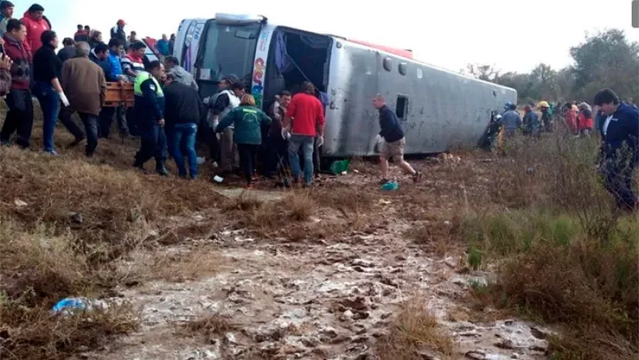 Micro volcado en Tucumán