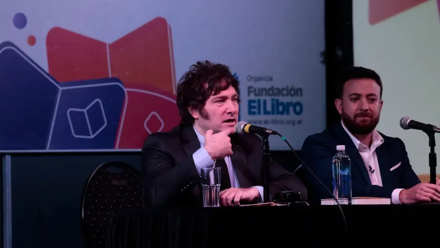 Javier Milei junto a Agustín Laje.