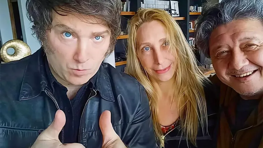El candidato Javier Milei, junto a su hermana Karina y a su armador político Carlos Kikuchi. El candidato Javier Milei, junto a su hermana Karina y a su armador político Carlos Kikuchi.