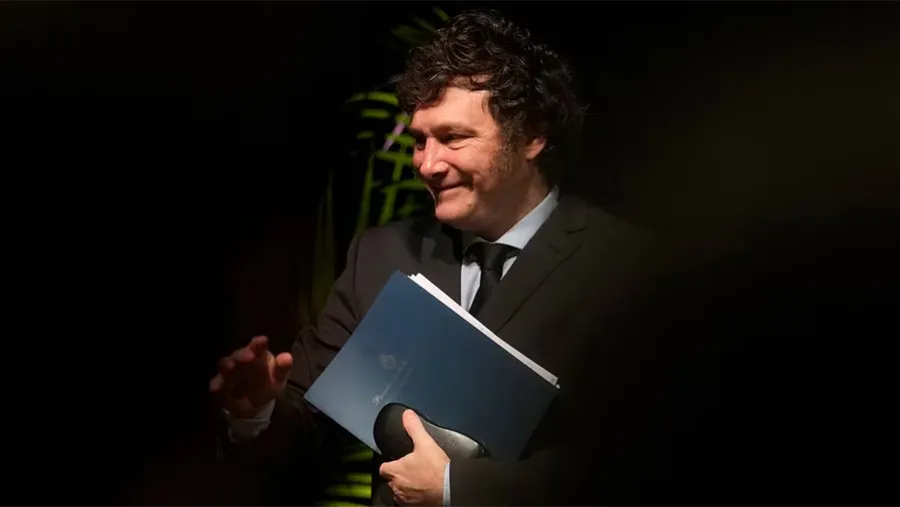 Javier Milei saluda a los estudiantes de la Universidad Internacional de Florida, el 11 de abril, en Miami.