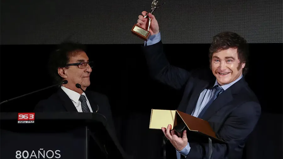 Javier Milei recibe un premio en Uruguay, antes de asistir a la Cumbre del Mercosur.