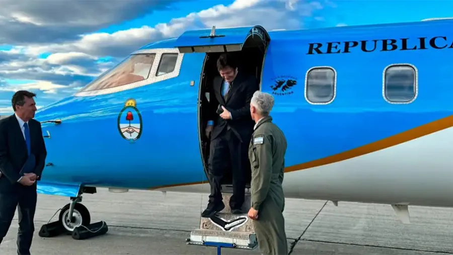 El Presidente Javier Milei, al arribar a Santa Cruz. El Presidente Javier Milei, al arribar a Santa Cruz.