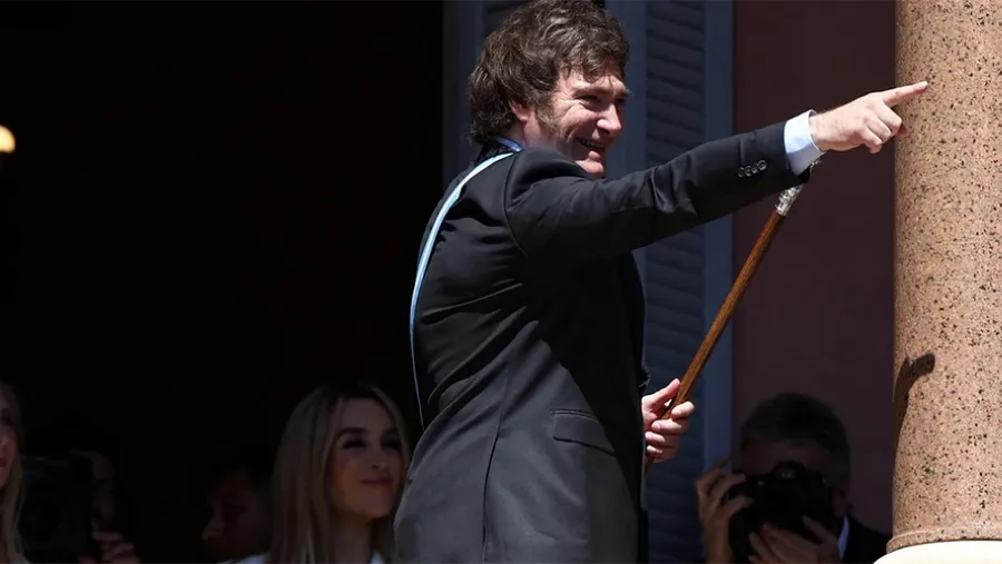 Javier Milei salió al balcón presidencial.