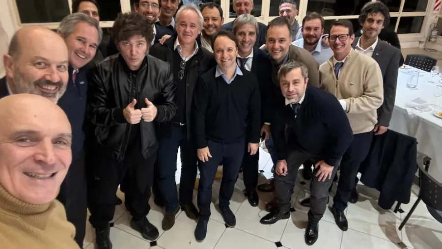 Milei, Caputo y funcionarios de áreas relacionadas con la economía, además de José Luis Espert, la principal voz económica del gobierno en el Congreso. Milei, Caputo y funcionarios de áreas relacionadas con la economía, además de José Luis Espert, la principal voz económica del gobierno en el Congreso.
