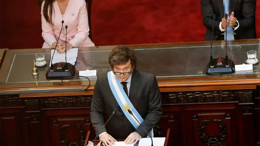El jefe de Estado hará una presentación personal del proyecto presupuestario, una rareza para la tradición política argentina, con un mensaje al parlamento desde la Cámara de Diputados. El jefe de Estado hará una presentación personal del proyecto presupuestario, una rareza para la tradición política argentina, con un mensaje al parlamento desde la Cámara de Diputados.