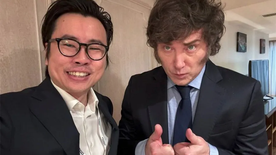 Javier Milei fue denunciado por estafas y violación de los deberes de funcionario público, entre otros delitos por su apoyo a una criptomoneda.