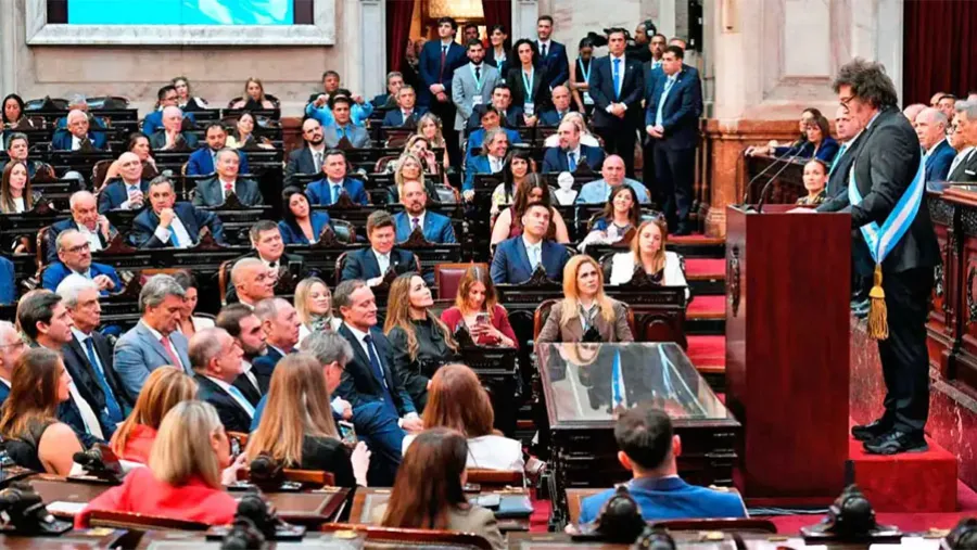 Un año después volvió al Congreso manteniendo, pese a los escándalos diarios, la centralidad del poder.