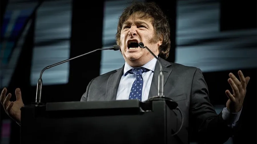 Javier Milei un día dice una cosa y otro día dice otra. Ahora afirma que es falso que no se puede crecer con el cepo. Javier Milei un día dice una cosa y otro día dice otra. Ahora afirma que es falso que no se puede crecer con el cepo.