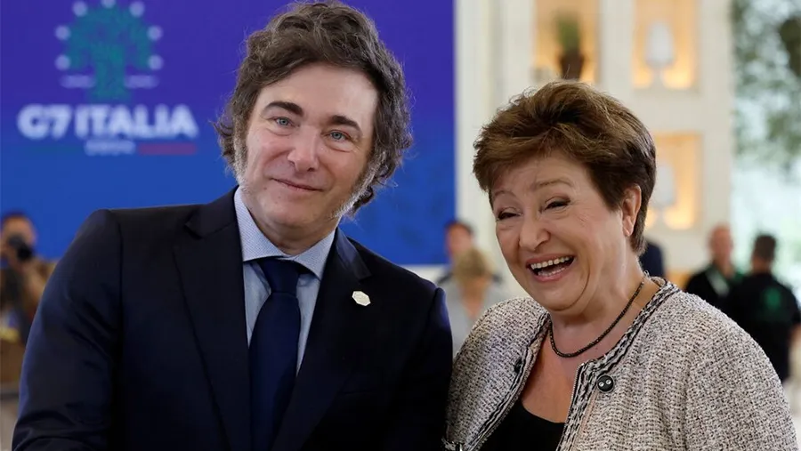 El Presidente Javier Milei con Kristalina Georgieva durante la cumbre del G7 en Italia. El Presidente Javier Milei con Kristalina Georgieva durante la cumbre del G7 en Italia.