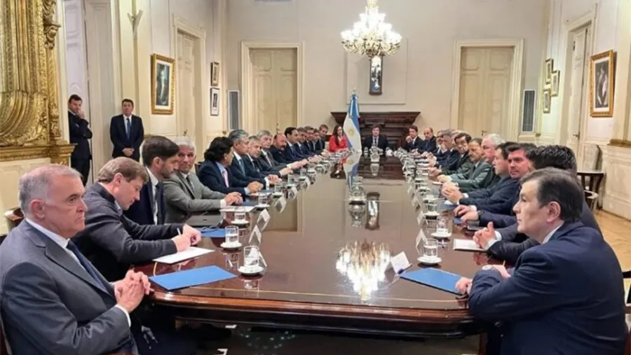 Milei y los gobernadores: una relación donde por ahora prima la desconfianza. Milei y los gobernadores: una relación donde por ahora prima la desconfianza.