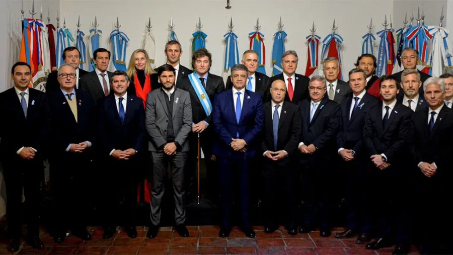 Javier Milei con los gobernadores que firmaron el Pacto de Mayo. Ahora quiere sumar a un radical.