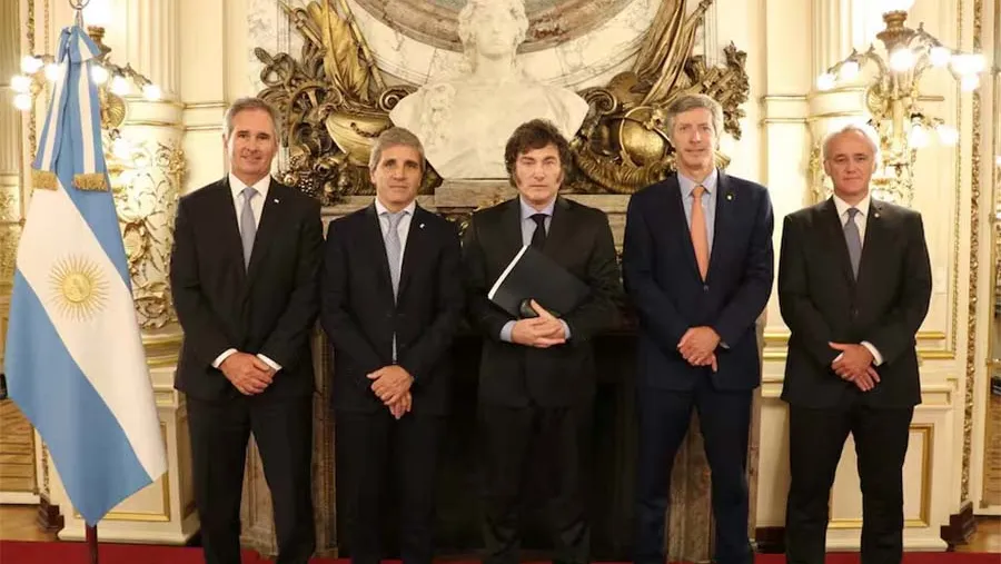 Imagen de archivo del presidente Javier Milei junto a su equipo económico.